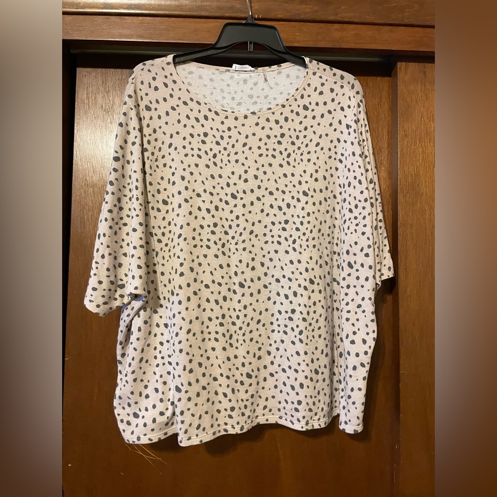 Cream dot printed tee